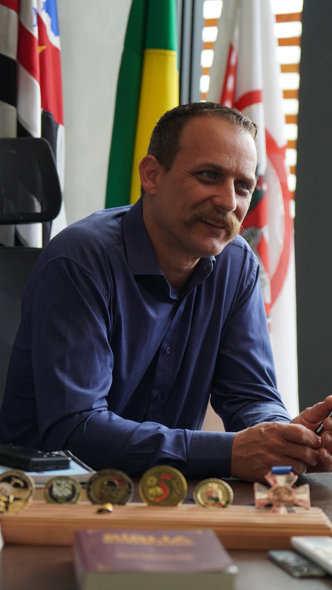 Sargento Nantes em seu gabinete com condecorações